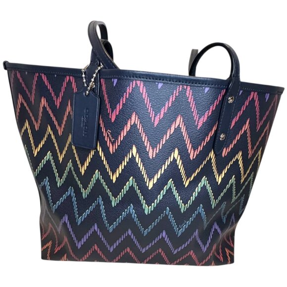 Coach Reversible City Tote with Geo Chevron print - Picture 4 of 6